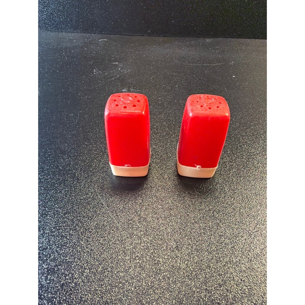 Vintage Nordby HTG Co Minneapolis Red Plastic Salt & Pepper Shakers Set Mid‎